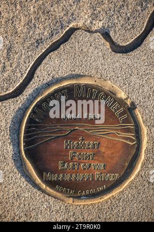 Targa di bronzo che segna la cima di 6663 metri circa, il Mount Mitchell State Park Foto Stock