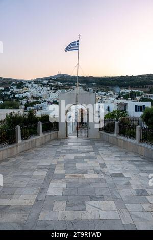 Una vista panoramica della chiesa della Santissima Trinità a Lefkes, Paros, Grecia Foto Stock