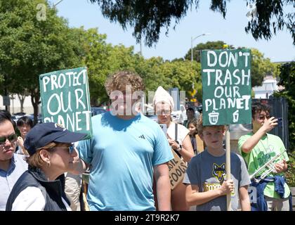 San Mateo, CA - 5 agosto 2023: I partecipanti allo sciopero climatico dei giovani guidano la marcia a San Mateo intorno a Central Park, tenendo cartelli e con richieste di pubblicità Foto Stock