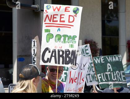 San Mateo, CA - 5 agosto 2023: I partecipanti allo sciopero climatico dei giovani guidano la marcia a San Mateo intorno a Central Park, tenendo cartelli e con richieste di pubblicità Foto Stock