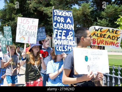 San Mateo, CA - 5 agosto 2023: I partecipanti allo sciopero climatico dei giovani guidano la marcia a San Mateo intorno a Central Park, tenendo cartelli e con richieste di pubblicità Foto Stock