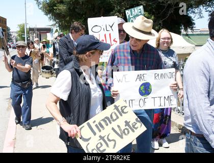 San Mateo, CA - 5 agosto 2023: I partecipanti allo sciopero climatico dei giovani guidano la marcia a San Mateo intorno a Central Park, tenendo cartelli e con richieste di pubblicità Foto Stock