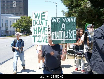 San Mateo, CA - 5 agosto 2023: I partecipanti allo sciopero climatico dei giovani guidano la marcia a San Mateo intorno a Central Park, tenendo cartelli e con richieste di pubblicità Foto Stock