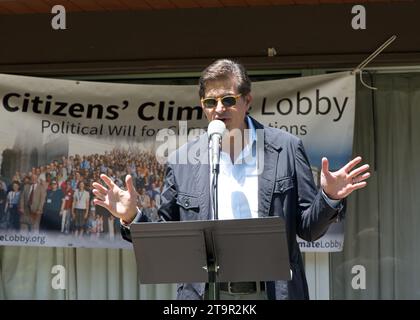 San Mateo, CA - 5 agosto 2023: Il senatore di stato Josh Becker parla a uno sciopero dei giovani sul clima a San Mateo a Central Park. Foto Stock