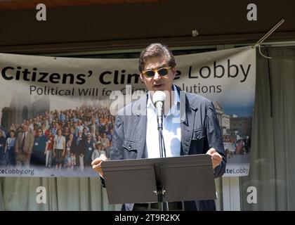 San Mateo, CA - 5 agosto 2023: Il senatore di stato Josh Becker parla a uno sciopero dei giovani sul clima a San Mateo a Central Park. Foto Stock