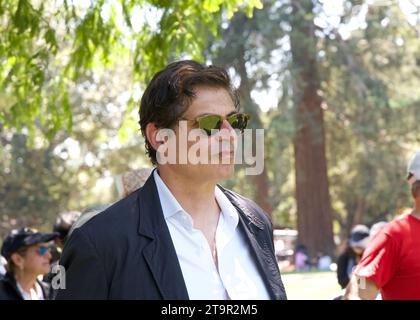 San Mateo, CA - 5 agosto 2023: Il senatore di stato Josh Becker assiste a uno sciopero dei giovani sul clima a San Mateo a Central Park. Foto Stock