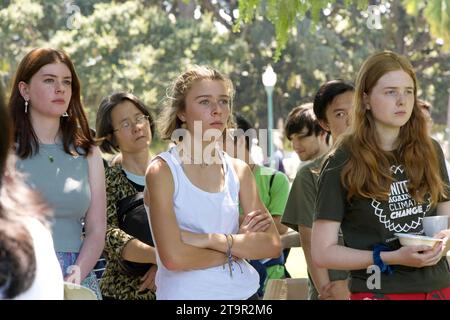 San Mateo, CA - 5 agosto 2023: I leader giovanili degli studenti ascoltano i politici che parlano a uno sciopero dei giovani sul clima a San Mateo a Central Park. Foto Stock