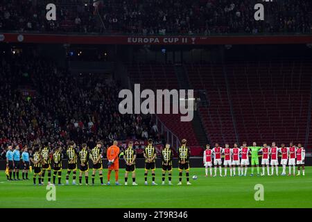 AMSTERDAM, PAESI BASSI - NOVEMBRE 25: 1 minuto di silenzio in memoria di Ruud Geels guarda durante la partita Eredivisie dell'AFC Ajax e Vitesse a Joha Foto Stock