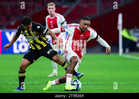 AMSTERDAM, PAESI BASSI - NOVEMBRE 25: Steven Bergwijn (AFC AJAX) e Million Manhoef (Vitesse Arnhem) si battono per il pallone durante la partita Eredivisie Foto Stock