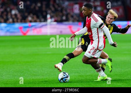 AMSTERDAM, PAESI BASSI - NOVEMBRE 25: Steven Bergwijn (AFC AJAX) e Melle Meulensteen (Vitesse Arnhem) si battono per la palla durante il tappeto Eredivisie Foto Stock