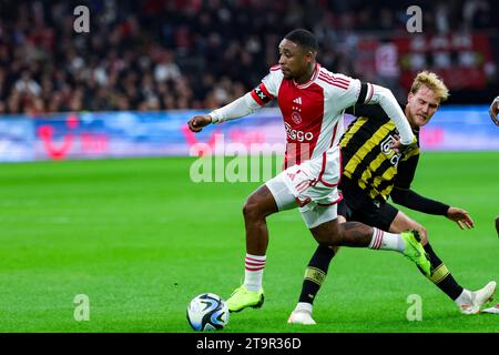 AMSTERDAM, PAESI BASSI - NOVEMBRE 25: Steven Bergwijn (AFC AJAX) e Melle Meulensteen (Vitesse Arnhem) si battono per la palla durante il tappeto Eredivisie Foto Stock