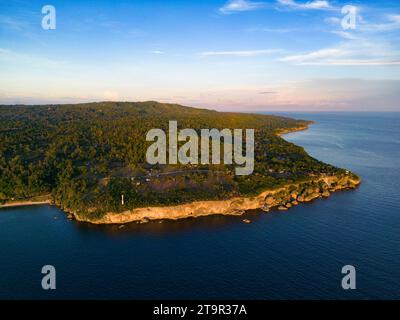 Una vista aerea del tramonto sulla costa dell'isola di Siquijor, Filippine Foto Stock