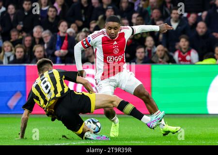 AMSTERDAM, PAESI BASSI - NOVEMBRE 25: Steven Bergwijn (AFC AJAX) e Dominik Oroz (Vitesse Arnhem) si battono per il pallone durante la partita Eredivisie di Foto Stock