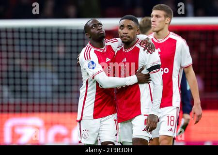 AMSTERDAM, PAESI BASSI - NOVEMBRE 25: Carlos Borges (AFC AJAX) e Steven Bergwijn (AFC AJAX) guardano durante l'Eredivisie match tra AFC Ajax e Vit Foto Stock