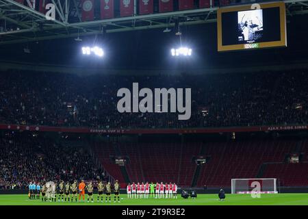 AMSTERDAM, PAESI BASSI - NOVEMBRE 25: 1 minuto di silenzio in memoria di Ruud Geels guarda durante la partita Eredivisie dell'AFC Ajax e Vitesse a Joha Foto Stock