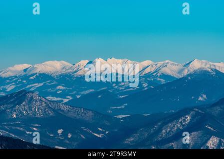 Tatra occidentali dalla collina di Mincol nelle montagne di Mala Fatra in Slovacchia durante una fantastica giornata invernale Foto Stock