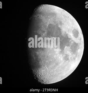 Una vista mozzafiato della grande luna grigia catturata in un cielo nero Foto Stock