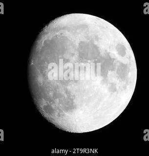 Una vista mozzafiato della grande luna grigia catturata in un cielo nero Foto Stock