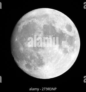 Una vista mozzafiato della grande luna grigia catturata in un cielo nero Foto Stock