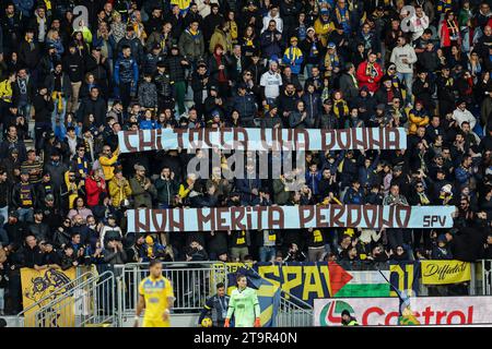 Striscione contro la violenza contro le donne dicendo che chiunque tocchi una donna non merita perdono mostrato dai tifosi del frosinone durante la partita di serie A tra Frosinone calcio e Genoa allo stadio Benito Stirpe di Frosinone, Italia, il 26 novembre 2023. Foto Stock