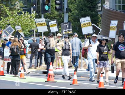 Los Gatos, CA - 22 agosto 2023: Membri locali della California settentrionale dello sciopero SAG-AFTRA in solidarietà con la Writers Guild of America di fronte al ne Foto Stock