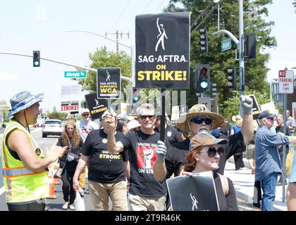 Los Gatos, CA - 22 agosto 2023: Membri locali della California settentrionale dello sciopero SAG-AFTRA in solidarietà con la Writers Guild of America di fronte al ne Foto Stock