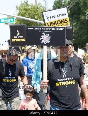 Los Gatos, CA - 22 agosto 2023: Membri locali della California settentrionale dello sciopero SAG-AFTRA in solidarietà con la Writers Guild of America di fronte al ne Foto Stock