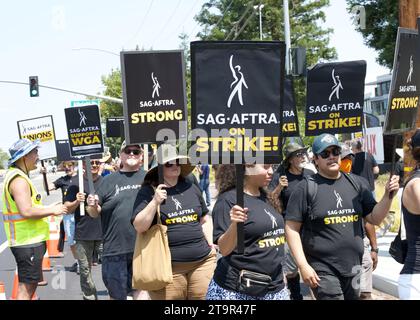 Los Gatos, CA - 22 agosto 2023: Membri locali della California settentrionale dello sciopero SAG-AFTRA in solidarietà con la Writers Guild of America di fronte al ne Foto Stock