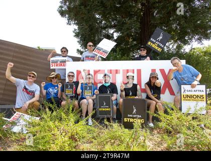 Los Gatos, CA - 22 agosto 2023: Membri locali della California settentrionale dello sciopero SAG-AFTRA in solidarietà con la Writers Guild of America di fronte al ne Foto Stock