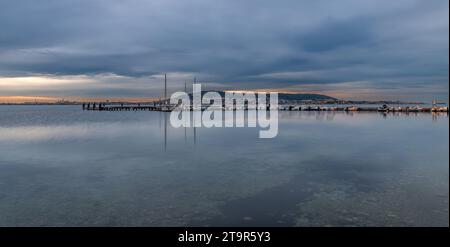All'alba, sul porto di Balaruc les Bains, e Mont Saint Clair sullo sfondo, Occitanie, Francia Foto Stock