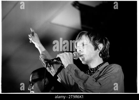 BECK, CANTANTE, 1997: Beck suona un concerto unico alla Cardiff University per pubblicizzare l'album Odelay il 3 marzo 1997. La star ha suonato solo due date nel Regno Unito durante questa visita. Il concerto ha caratterizzato un'incredibile battaglia con Beck alla chitarra e un campione di Scratch DJ che manipola un accordo di chitarra sui ponti. Foto: Rob Watkins Foto Stock