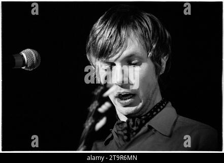 BECK, CANTANTE, 1997: Beck suona un concerto unico alla Cardiff University per pubblicizzare l'album Odelay il 3 marzo 1997. La star ha suonato solo due date nel Regno Unito durante questa visita. Il concerto ha caratterizzato un'incredibile battaglia con Beck alla chitarra e un campione di Scratch DJ che manipola un accordo di chitarra sui ponti. Foto: Rob Watkins Foto Stock