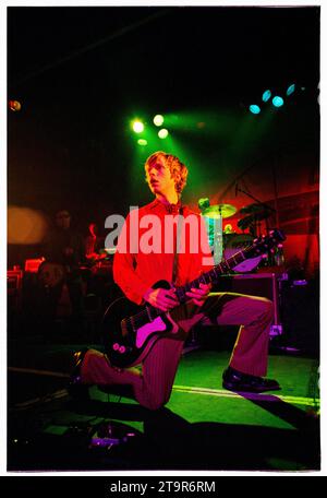 BECK, CANTANTE, 1997: Beck suona un concerto unico alla Cardiff University per pubblicizzare l'album Odelay il 3 marzo 1997. La star ha suonato solo due date nel Regno Unito durante questa visita. Il concerto ha caratterizzato un'incredibile battaglia con Beck alla chitarra e un campione di Scratch DJ che manipola un accordo di chitarra sui ponti. Foto: Rob Watkins Foto Stock