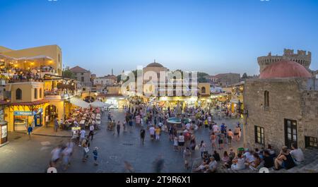 Rodi, greco - 17 luglio 2018: Serata in piazza Ippocrate nel centro storico di Rodi, Grecia Foto Stock