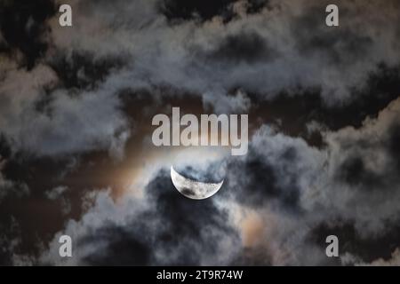 Crepuscolo di luna piena con crateri sulla superficie e cielo scuro, primo piano sullo sfondo della natura Foto Stock