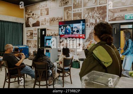 Shefayim, Tel Aviv, Israele. 26 novembre 2023. 26 novembre 2023: Gli sfollati dal kibbutz Kfar Azza assistono al rilascio dei rapiti da Gaza, all'hotel Shafim dove hanno soggiornato dopo il massacro di Hamas del 7 ottobre. (Immagine di credito: © Ofir Berman/ZUMA Press Wire) SOLO USO EDITORIALE! Non per USO commerciale! Foto Stock