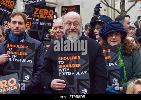 Londra, Inghilterra, Regno Unito. 26 novembre 2023. Il rabbino capo britannico EPHRAIM MIRVIS partecipa alla marcia. Migliaia di manifestanti pro-Israele hanno marciato nel centro di Londra contro l'antisemitismo e hanno chiesto il rilascio di ostaggi israeliani detenuti da Hamas a Gaza. (Immagine di credito: © Vuk Valcic/ZUMA Press Wire) SOLO USO EDITORIALE! Non per USO commerciale! Foto Stock