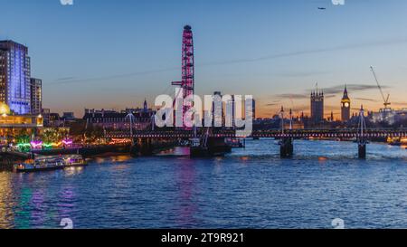 Il tramonto cala su iconici monumenti nel centro di Londra. Foto Stock