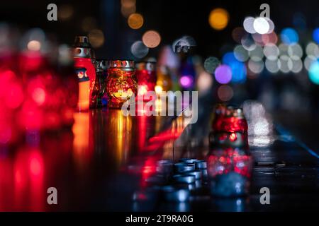 Non esclusiva: LEOPOLI, UCRAINA - 25 NOVEMBRE 2023 - lanterne Vigil bruciano nella piazza del monumento Taras Shevchenko in memoria delle vittime del Foto Stock