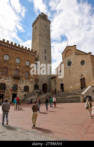 San Gimignano, Italia - 17 settembre 2022: Collegiata e Palazzo Comunale, conosciuto anche come Palazzo del popolo in Piazza Duomo a San Gimignano. Tusc Foto Stock