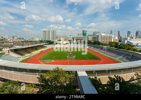 Bangkok, Thailandia - 27 novembre 2013: Campo di calcio e pista da corsa presso la Chulalongkorn University di Bangkok, Thailandia. Foto Stock