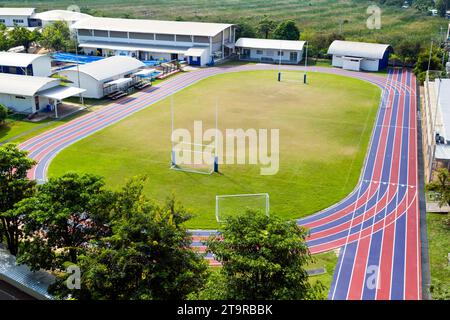 Bangkok, Thailandia - 14 dicembre 2018: Vista sopraelevata della pista ovale situata presso la French International School di Bangkok, Thail Foto Stock