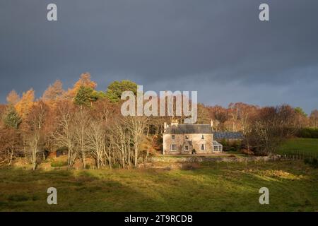 Casa scozzese alla luce del sole d'inverno. Ardclach, Scozia Foto Stock