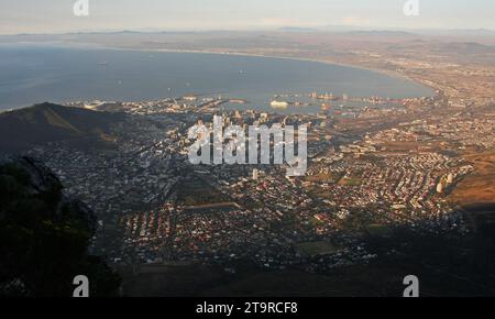 La città di città del Capo vista dalla cima della Table Mountain alla luce della sera. Foto Stock