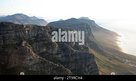 Una vista generale dei pendii posteriori dei 12 Apostoli di Table Mountain visti alla luce della sera. Città del Capo, Sudafrica. Foto Stock