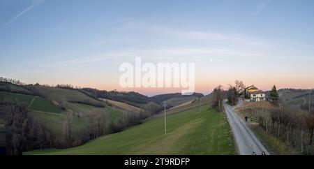 Foto aerea con drone vista panoramica dei vigneti a filari durante l'inverno nella Valle dell'Arda foto ad alta risoluzione Foto Stock