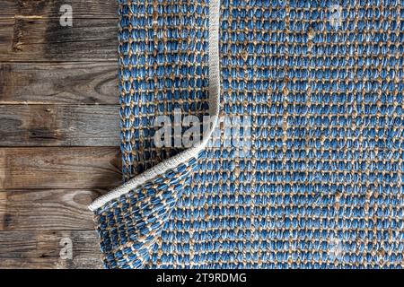Tappeto in denim geometrico intrecciato a mano, texture di sfondo domestico intrecciato in iuta. Foto Stock