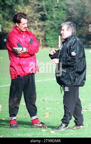 Foto del file datata 15-11-1994 dell'allenatore inglese Terry Venables che parla con il portiere dell'Arsenal David Seaman al campo di allenamento di Bisham Abbey. L'ex portiere inglese David Seaman ha reso omaggio al "grande ragazzo" Terry Venables dopo la sua morte all'età di 80 anni. Data di emissione: Lunedì 27 novembre 2023. Foto Stock