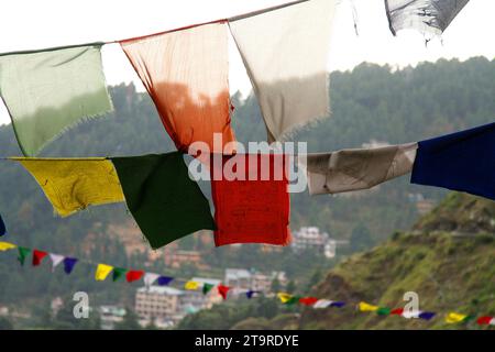 McLeod Ganj, India - 18 maggio 2012: Le bandiere di preghiera tibetane sventolano nella fresca brezza dell'aria fuori dal villaggio himalayano di McLeod Ganj in India. Foto Stock