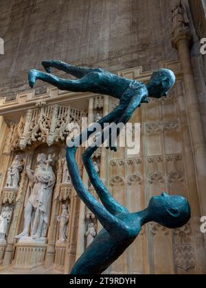 A Proud Father, scultura del 2010 di Ginny Coates, all'interno della chiesa di San Giovanni Battista, Burford, Oxfordshire, Regno Unito Foto Stock